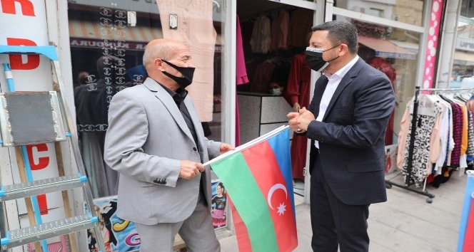 Nevşehir Belediyesi tarafından vatandaşlara Türk ve Azerbaycan bayrakları dağıtıldı