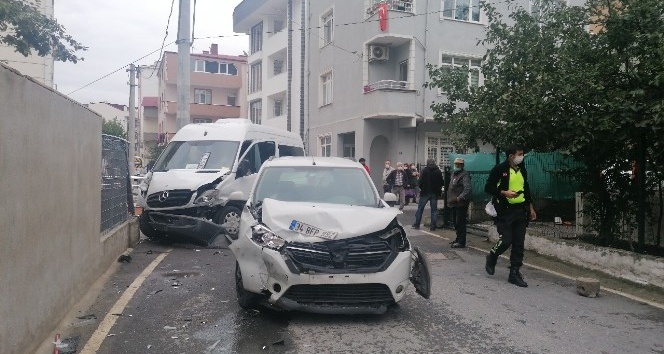 Kocaeli’de otomobil ile servis minibüsü çarpıştı: 5 yaralı