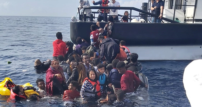 İzmir&#039;de Yunan unsurları tarafından geri itilen 78 düzensiz göçmen kurtarıldı