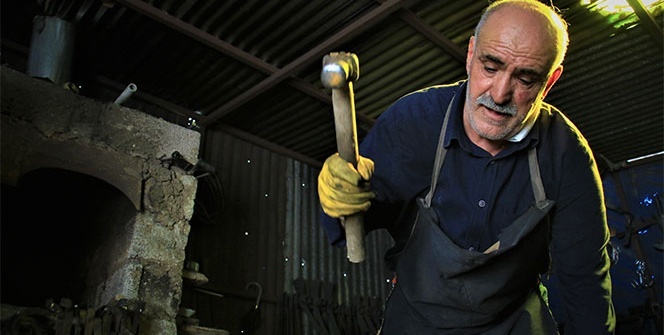 62 yaşında, 45 yıldır ekmeğini demire şekil vererek kazanıyor