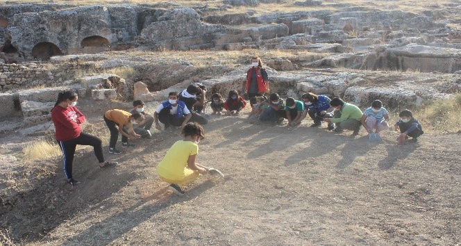 Çocuklar, tarihi alanda kazı yapıp uçurtma uçurdular