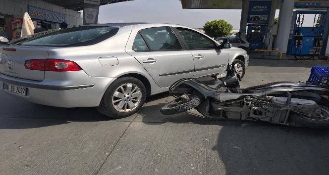 Tersten giden otomobil, motosiklete çarptı: 1 yaralı