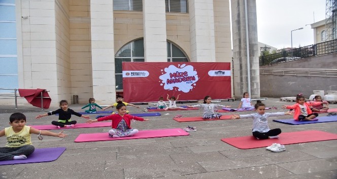 Pandemi sürecinden bunalan çocuklar yoga ile rahatladılar