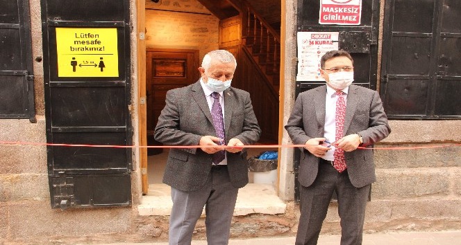 Hattat Ahmet Şemseddin Karahisari Türk İslam Sanatları Galerisi açıldı