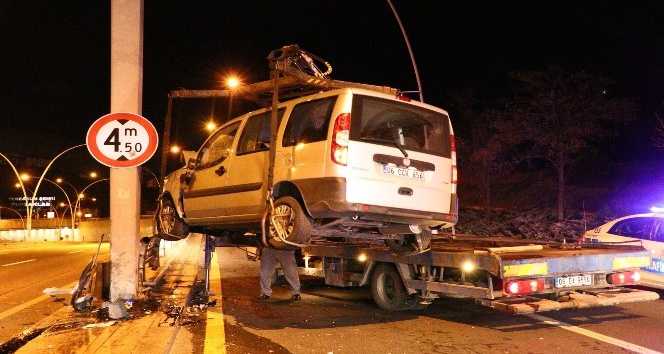 Ankara’da 2 trafik kazası: 1’i ağır 4 yaralı