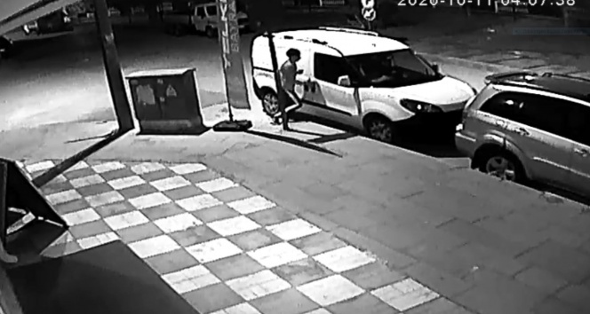Hırsızlık şüphelisi soyduğu arabanın kapısını kapatmak için geri döndü