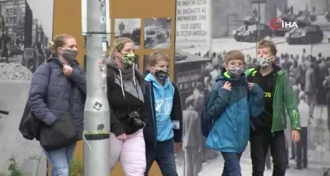 Berlin&#039;de ilk kez sokakta maske zorunluluğu geldi