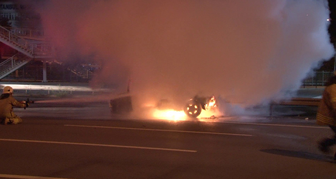 Kadıköy'de ticari taksi alev alev yandı
