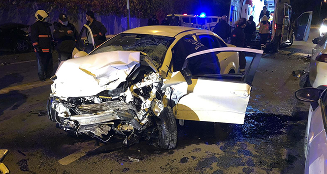 Ankara'da 2 araç kafa kafaya çarpıştı: 1'i ağır 5 yaralı