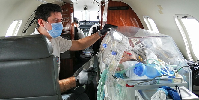 Ambulans uçakla bir günde iki bebek operasyonu