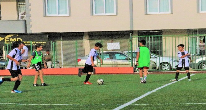 Tarsus’ta Cumhuriyet Kupası Minikler Futbol Turnuvası heyecanı