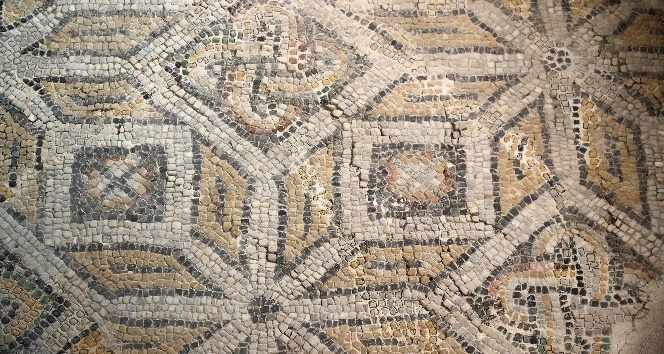 Belediye başkanlık binası olarak kullanılıyordu Roma dönemine ait dev mozaik bulundu