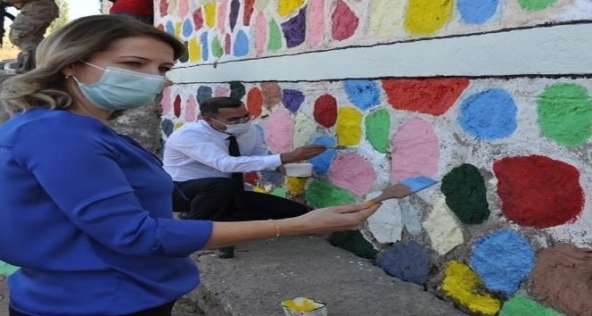 Batman’da Fırçanı Kap Gel Projesiyle okullar boyanıyor