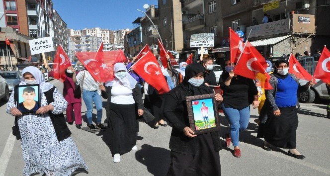 Acılı annelerin &quot;Kahrolsun PKK&quot; sloganları HDP binasında yankılandı
