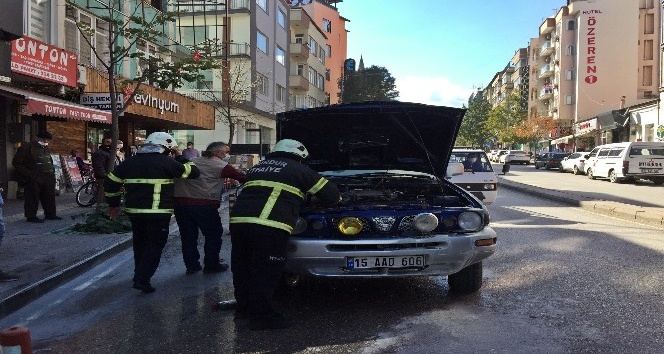 Burdur’da park halindeyken yanan araç, esnaf ve itfaiye tarafından söndürüldü