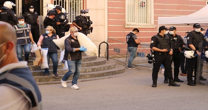 HDP Diyarbakır İl Başkanlığı binasından delil torbalarıyla çok sayıda doküman çıkartıldı