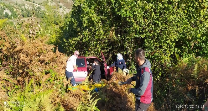 Türkeli’de otomobil şarampole yuvarlandı: 4 yaralı