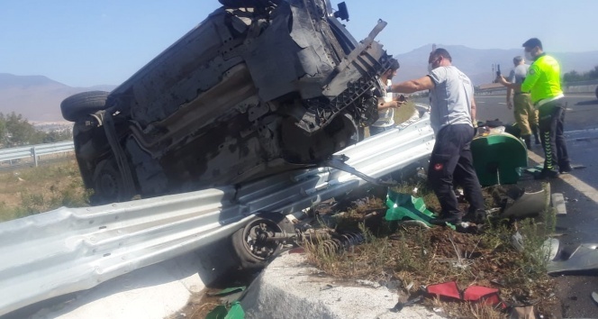 İzmir&#039;de feci kaza: 1 ölü, 4 yaralı