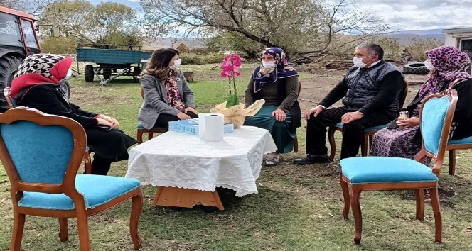 Vali Hüseyin Öner’in eşi Zehra Mine Öner, Çıldır ilçesinde Şehit ailesi ve Kadın Esnaf ziyaretinde bulundu