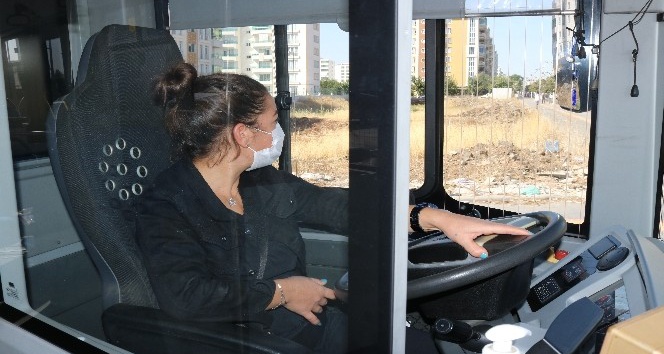 Ojeli tırnakları, topuklu ayakkabılarıyla Diyarbakır’ın kadın otobüs şoförleri iş başında