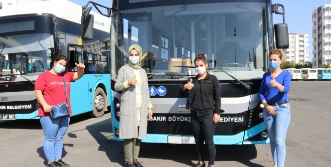 Ojeli tırnakları, topuklu ayakkabılarıyla Diyarbakır'ın kadın otobüs şoförleri iş başında