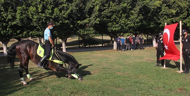 Adana’da atlı birlikler Türk Bayrağına selam vererek göreve başladı