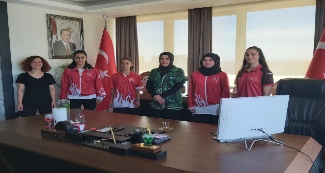 Dürdane Beyoğlu kadın milli sporcularla buluştu