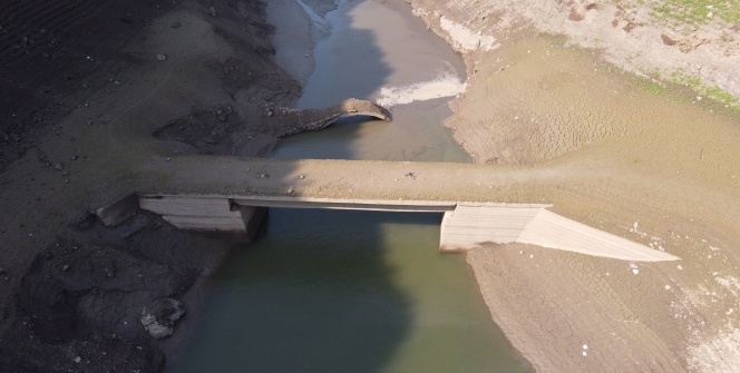 Barajın suyu azalınca 21 yıldır su altındaki köprüler gün yüzüne çıktı