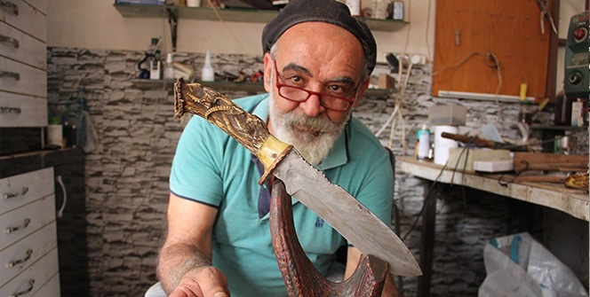 Bıçaklar ve savaş aletleri bu ustanın elinde sanat eserine dönüşüyor
