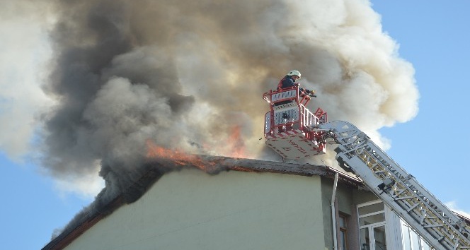 Tokat’ta 4 katlı binanın çatısı alev alev yandı