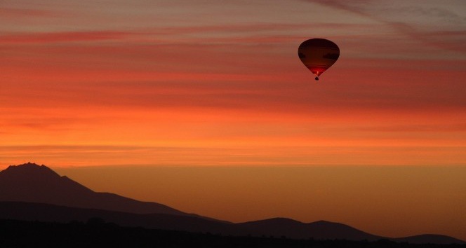 Kapadokya’da balonların gökyüzünde muhteşem dansı