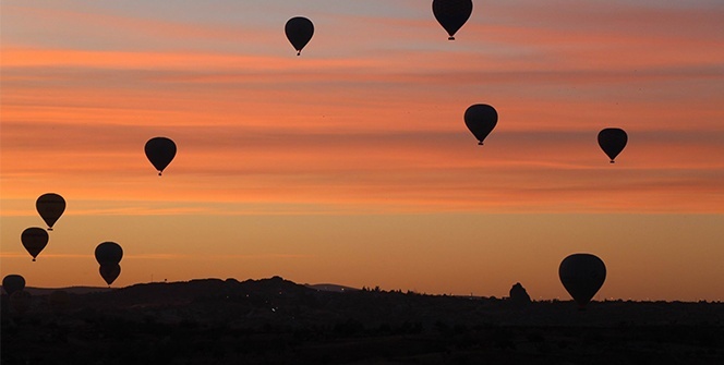 Kapadokya’da balonların gökyüzünde muhteşem dansı