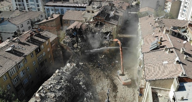 Elazığ’da deprem sonrası harabeye dönen 10 bin konut yıkıldı