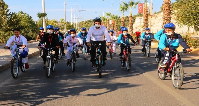 Belediye başkanı şampiyon sporcularla pedal çevirdi