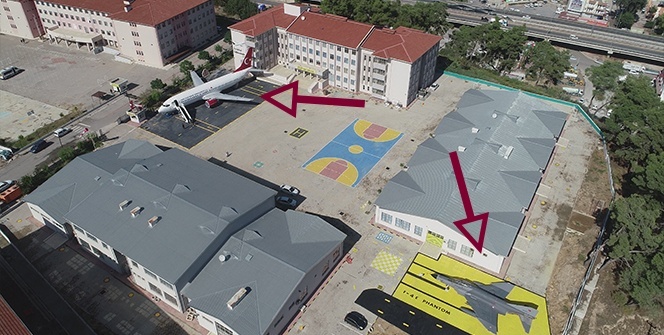 Bir Boeing 737-400 ve F4 Fantom savaş uçağı olan okul şimdi helikopter bekliyor