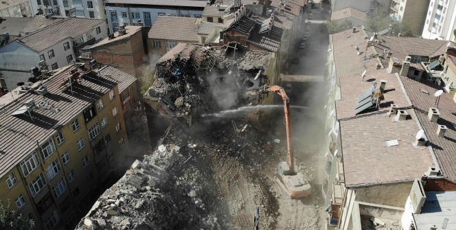 Elazığ'da deprem sonrası harabeye dönen 10 bin konut yıkıldı