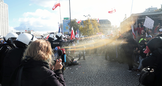 Polonya&#039;da Covid-19 önlemleri karşıtı protestoda 120 gözaltı
