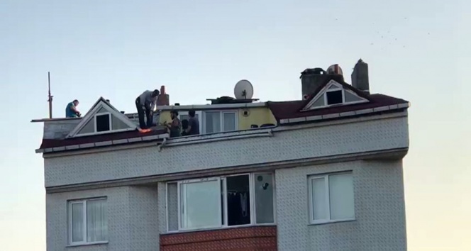 Arnavutköy&#039;de tehlikeli çatı tamiri
