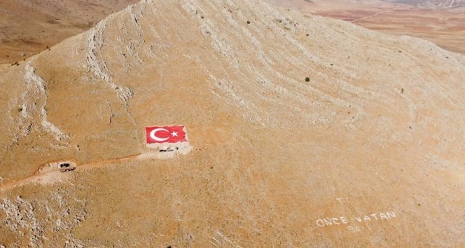 Çal Dağları&#039;na dev Türk bayrağı
