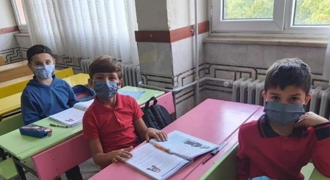 Gemici ilköğretim okulunda özel yıkanabilir maske ürettiler