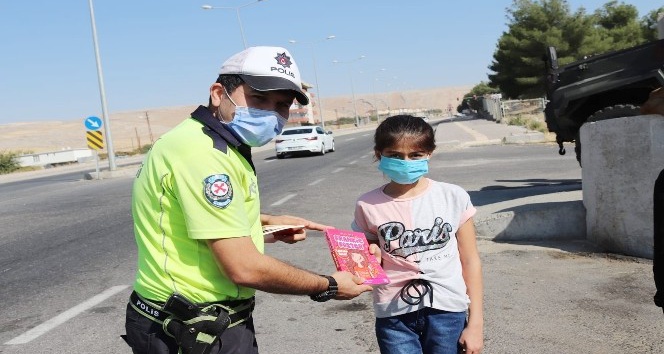 Silvan polisinden öğrencilere hikaye kitabı hediyesi