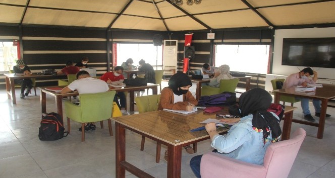 Öğrenciler üniversite sınavlarına hazırlanıyor