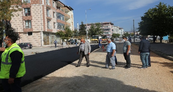 Alparslan Türkeş Caddesi’nde sıcak asfalt serimine başlandı