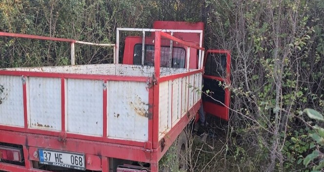 Daday’da yoldan çıkan kamyon ağaçlık alana girdi: 2 yaralı