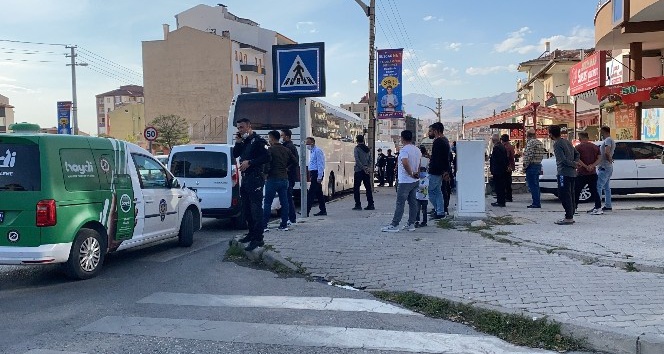 Mahalle arasına kaçan kaçak göçmenleri polis yakaladı