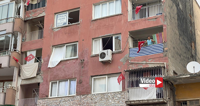 İskenderun&#039;da balkonlara ve iş yerlerine Türk bayrağı asıldı
