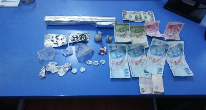 Afyonkarahisar’da uyuşturucu ticareti yapan 2 kişi tutuklandı
