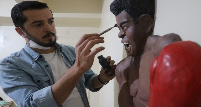 Ünlü boksör Muhammed Ali’nin rölyef heykeli ilgi görüyor