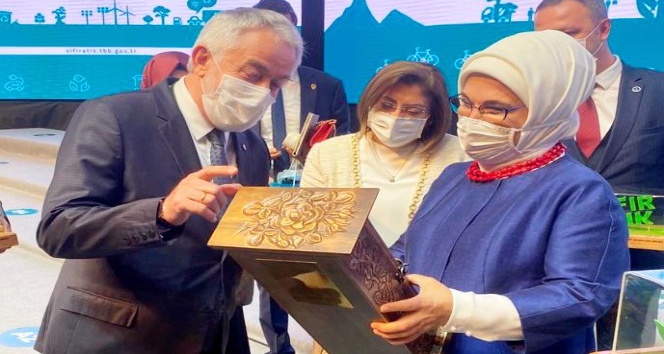 Isparta Belediye Başkanı Başdeğirmen’den Emine Erdoğan’a anlamlı hediye