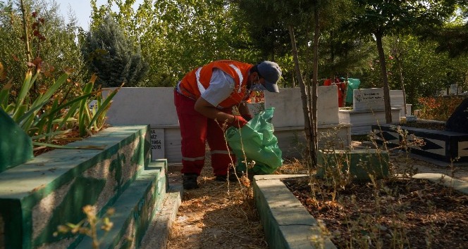 Diyarbakır’daki mezarlıklarda temizlik ve bakım çalışması